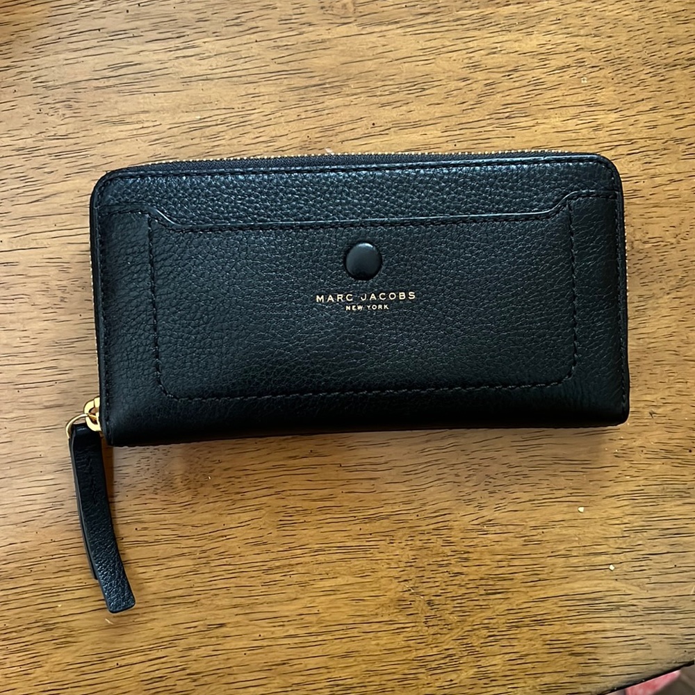Marc Jacobs zippy wallet